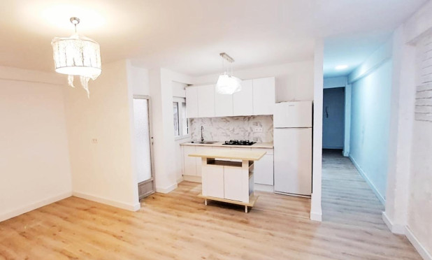 Apartment / flat - Resale - Torrevieja - Centro