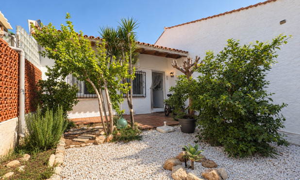 Kamienica - Odsprzedaż - Denia - Les Marines - Las Marinas