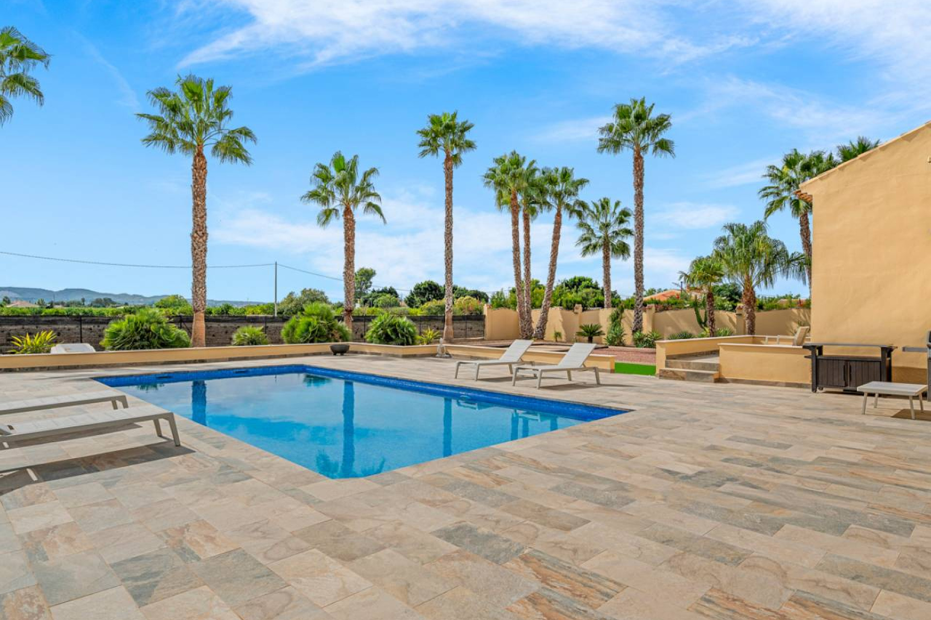 Odsprzedaż - Finca / Nieruchomość wiejska - Rafal