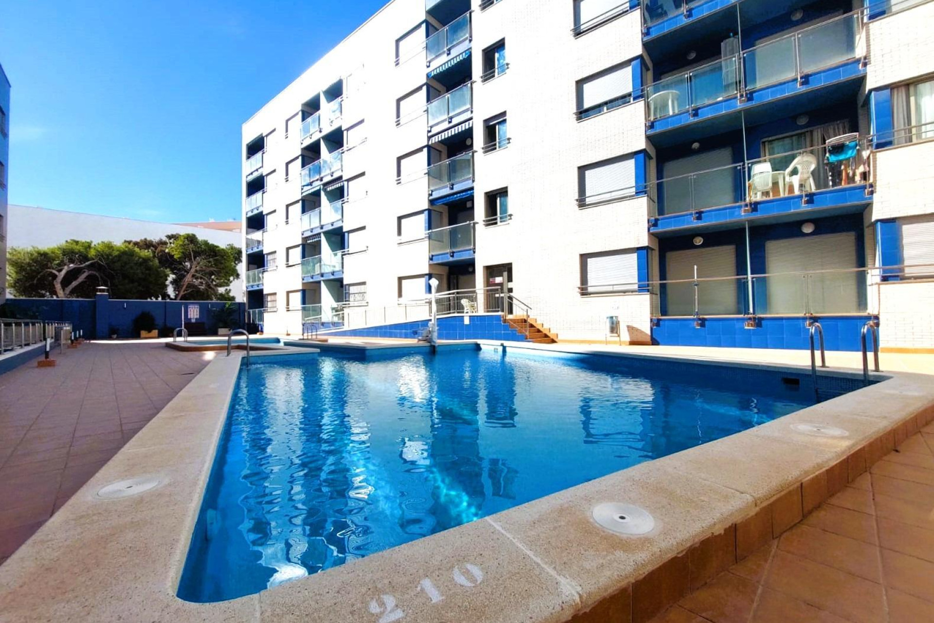 Odsprzedaż - Mieszkanie w bloku - Torrevieja - Playa de los Locos