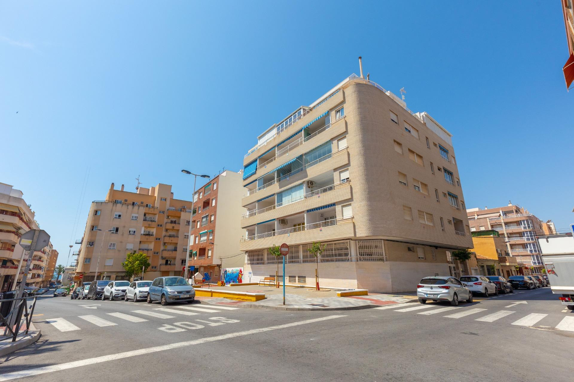 Odsprzedaż - Mieszkanie w bloku - Torrevieja - Playa del Cura