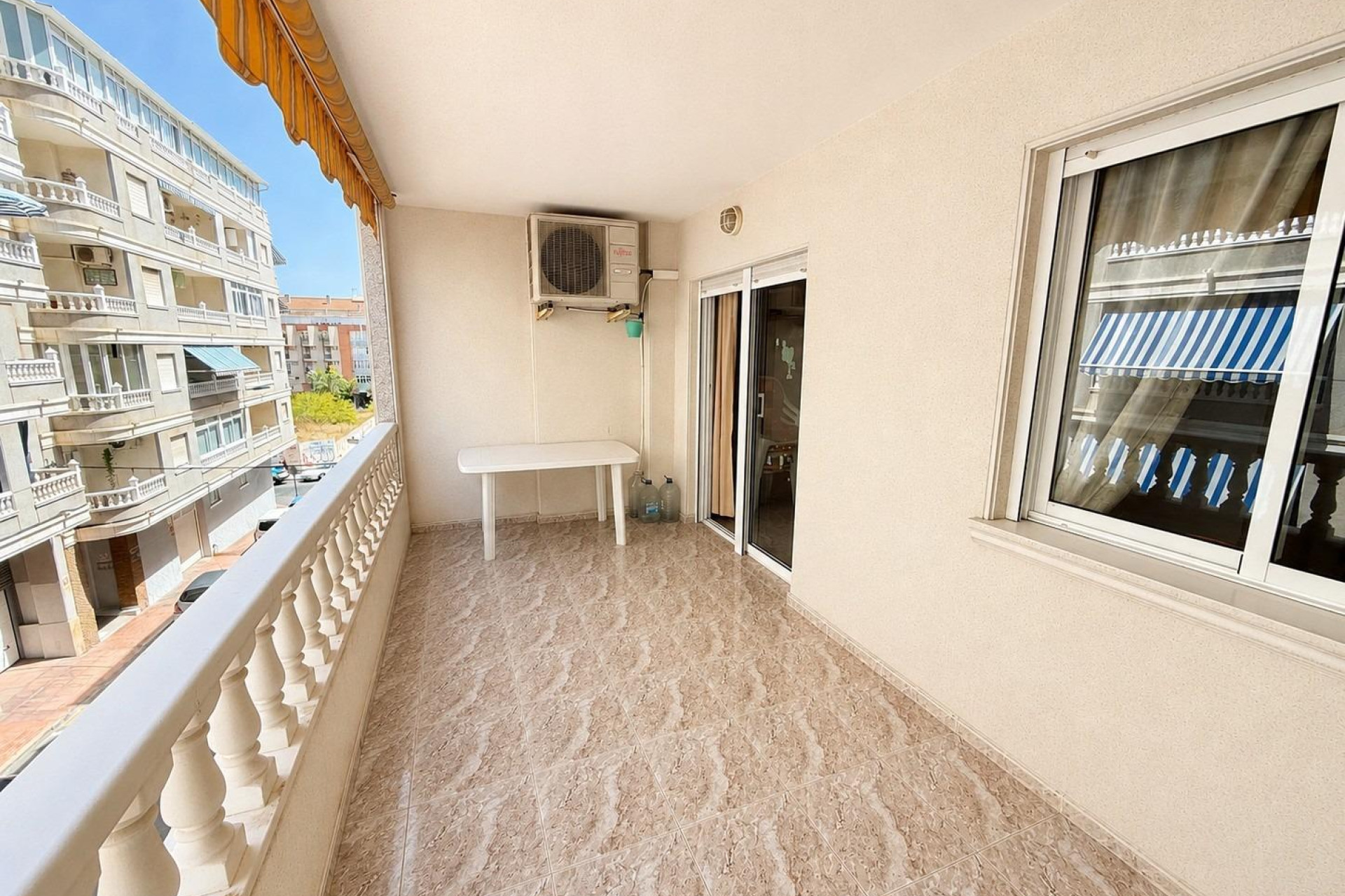 Odsprzedaż - Mieszkanie w bloku - Torrevieja - Playa del Cura