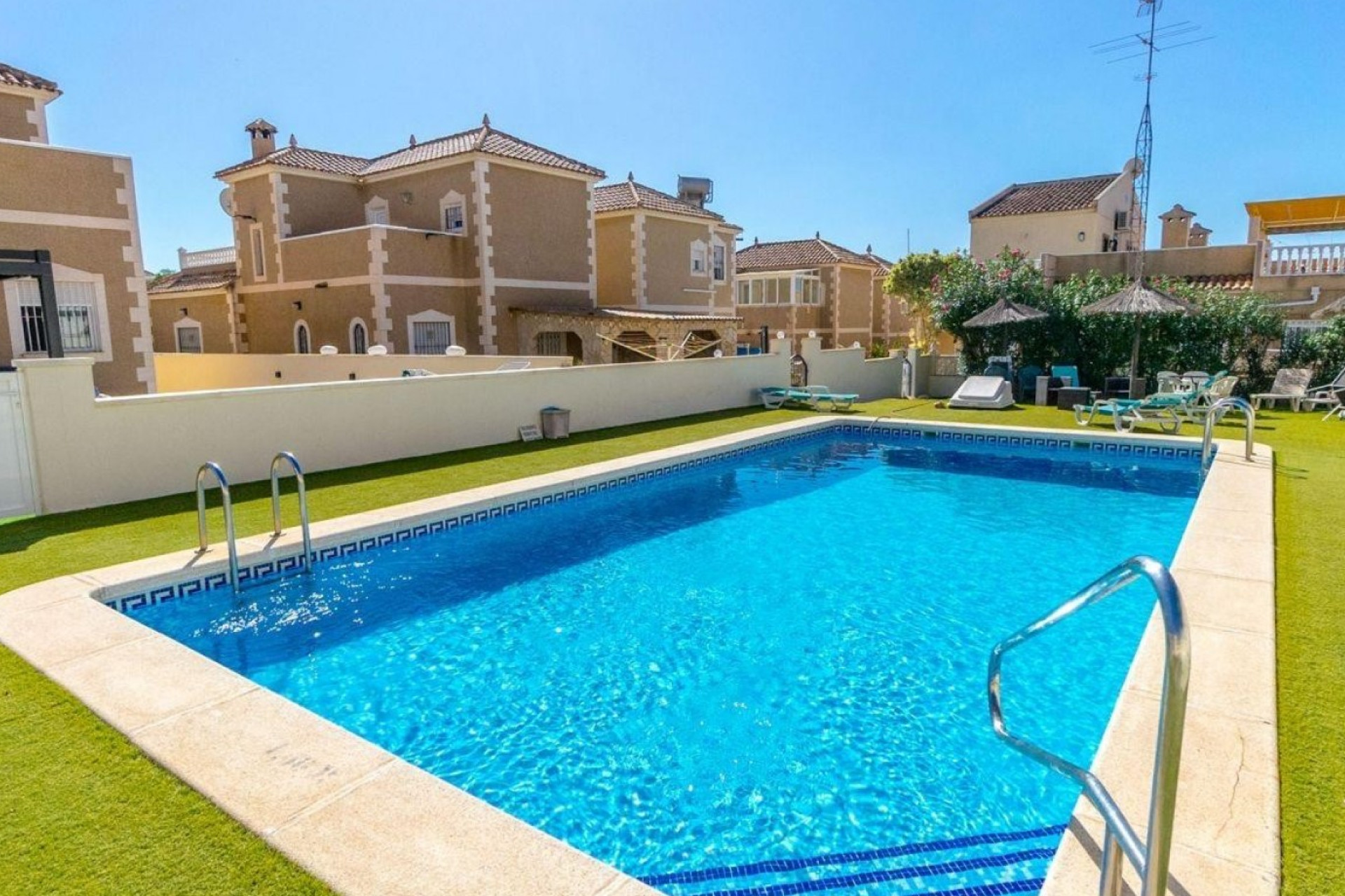 Odsprzedaż - Villa - Orihuela Costa - Villamartín
