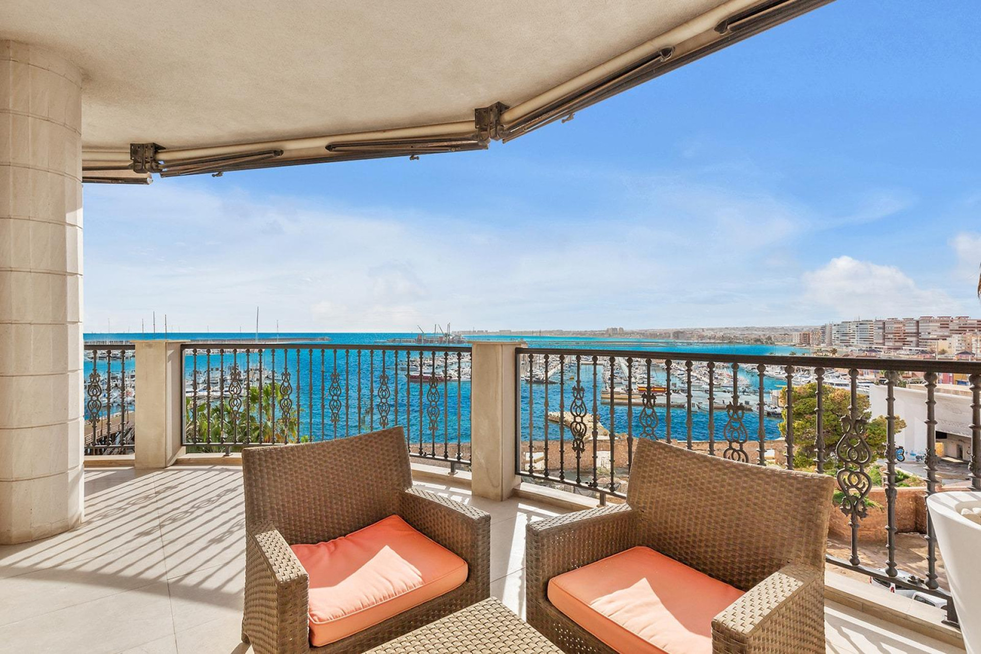 Resale - Apartment / flat - Torrevieja - Paseo maritimo
