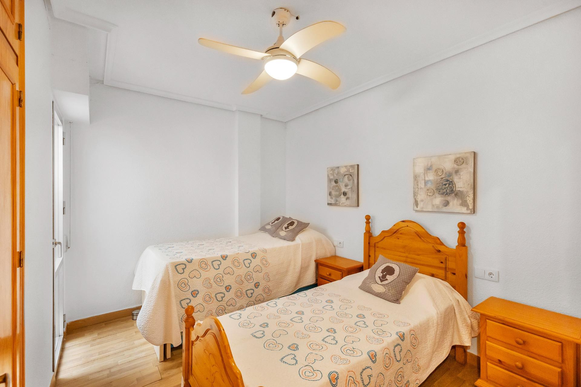 Resale - Apartment / flat - Torrevieja - Paseo maritimo