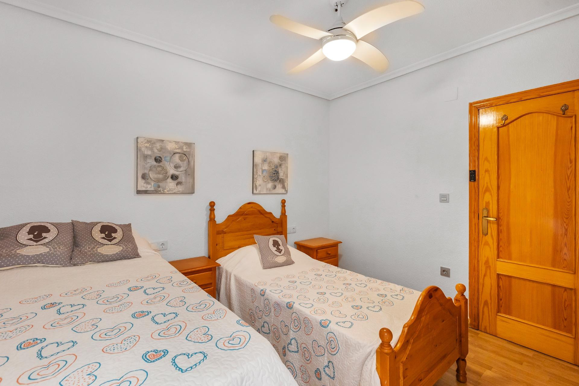 Resale - Apartment / flat - Torrevieja - Paseo maritimo