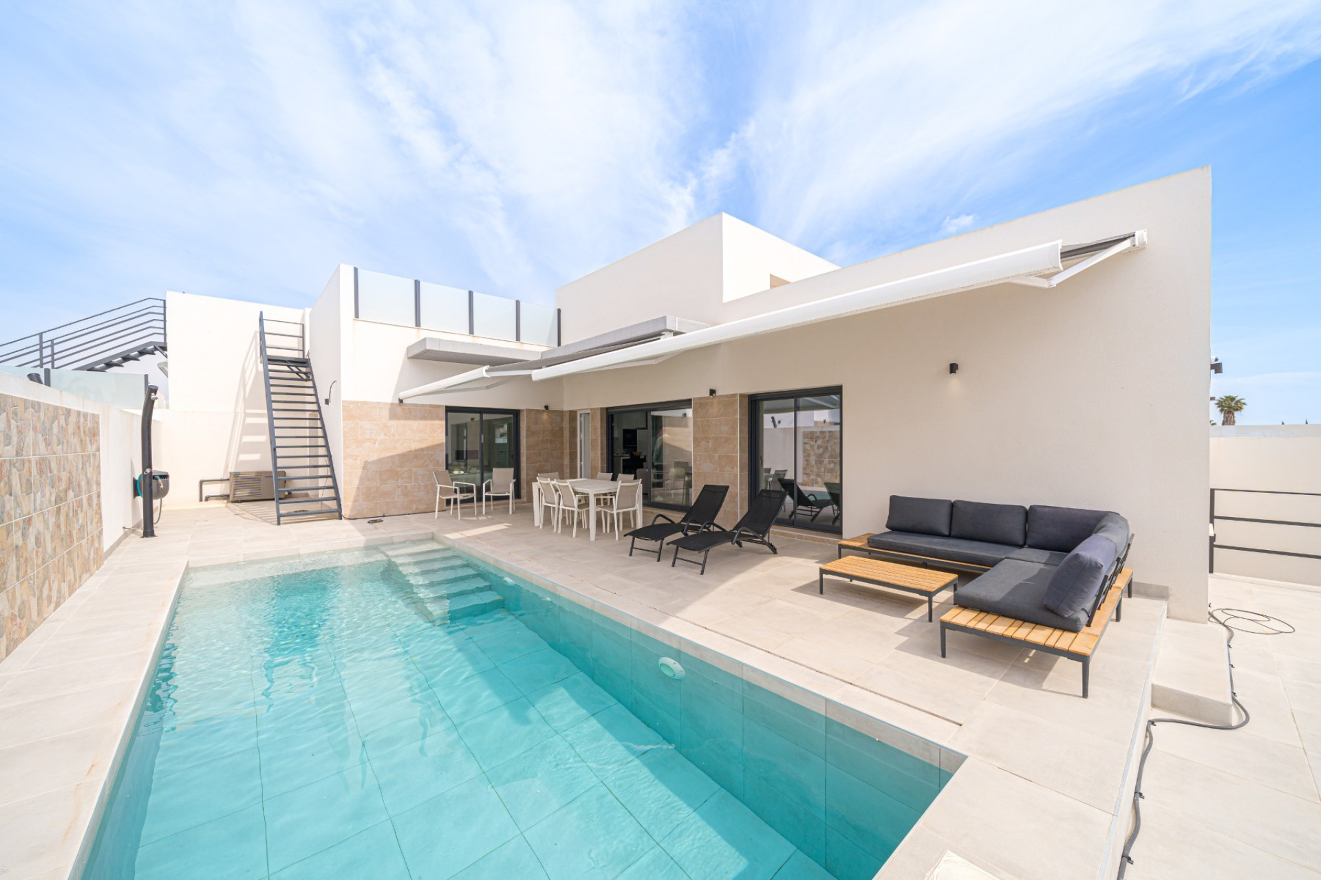 Resale - Townhouse - Daya Nueva