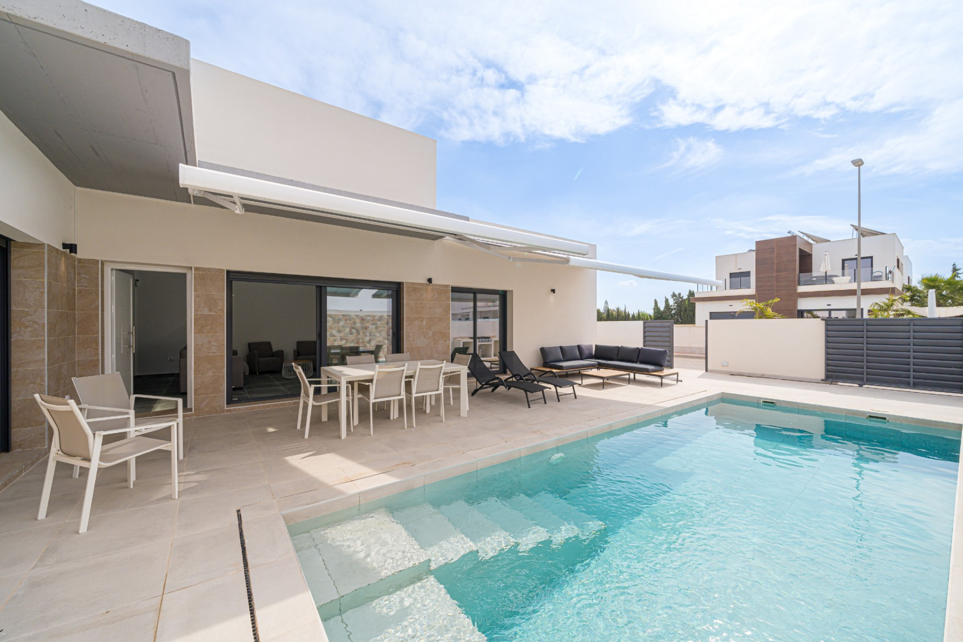 Resale - Townhouse - Daya Nueva