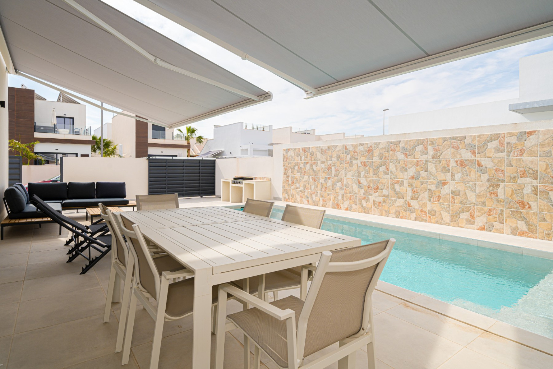 Resale - Townhouse - Daya Nueva