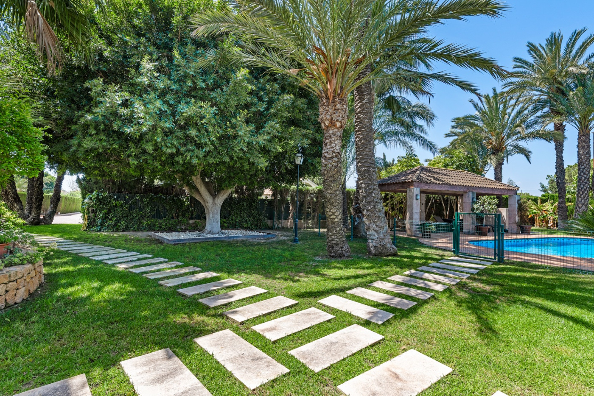 Resale - Villa - Elche