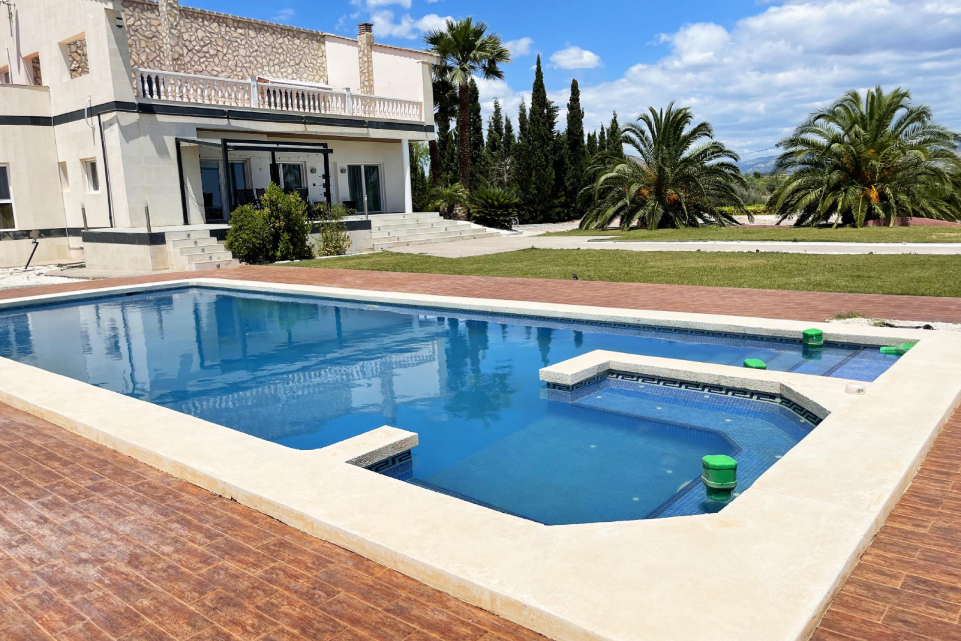 Resale - Villa - Novelda