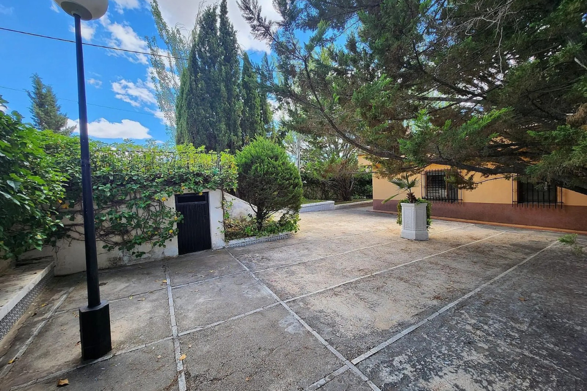 Resale - Villa - Sax