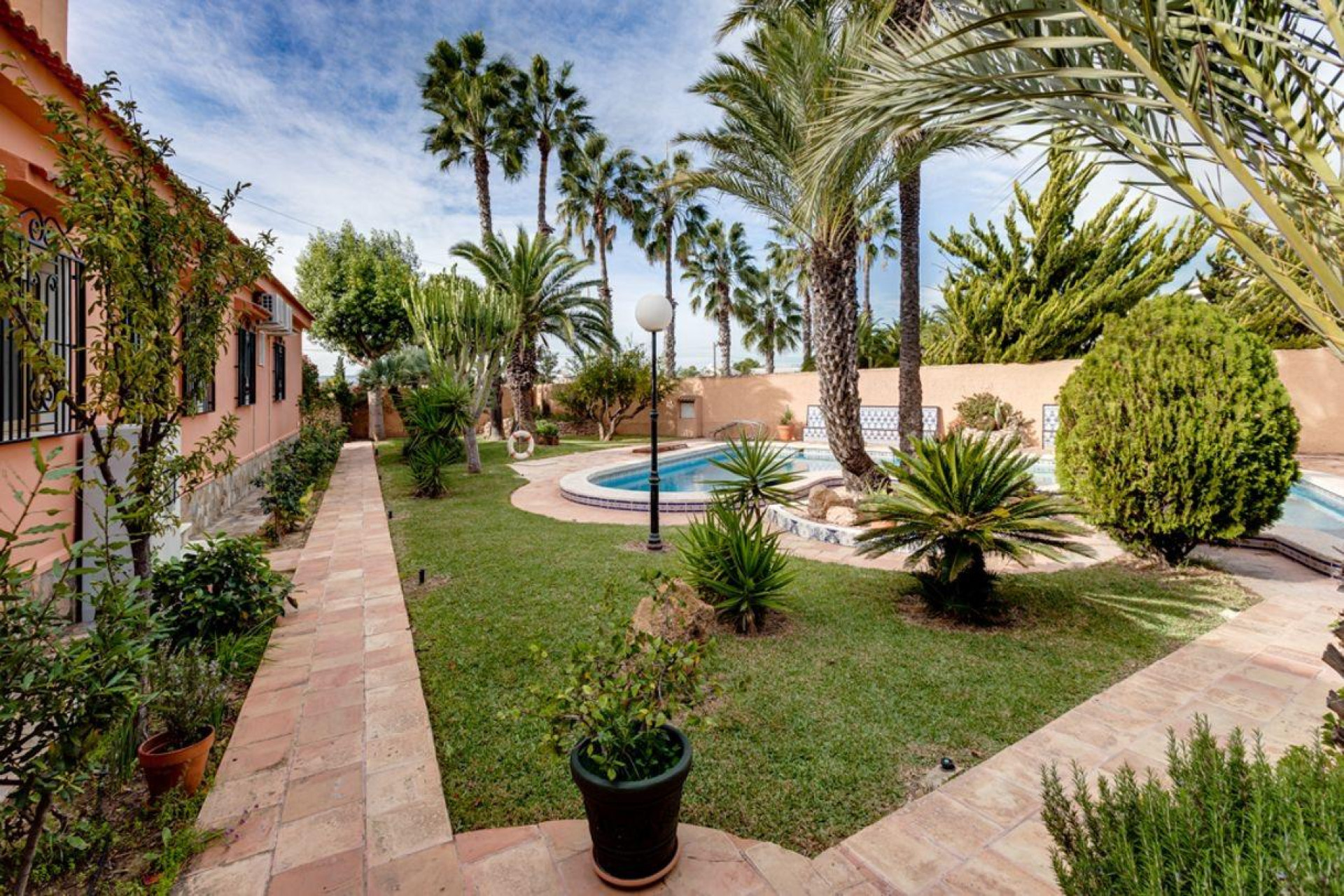 Resale - Villa - Torrevieja - La Siesta - El Salado -  Torreta