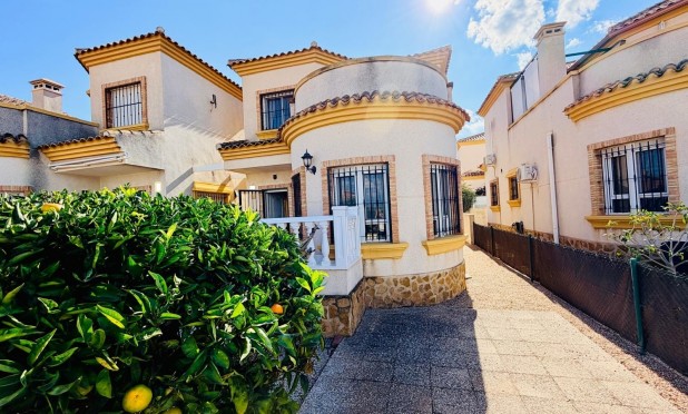 Villa - Odsprzedaż - Montesinos - La Herrada