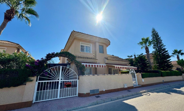 Villa - Wiederverkauf - Torrevieja - Los Altos