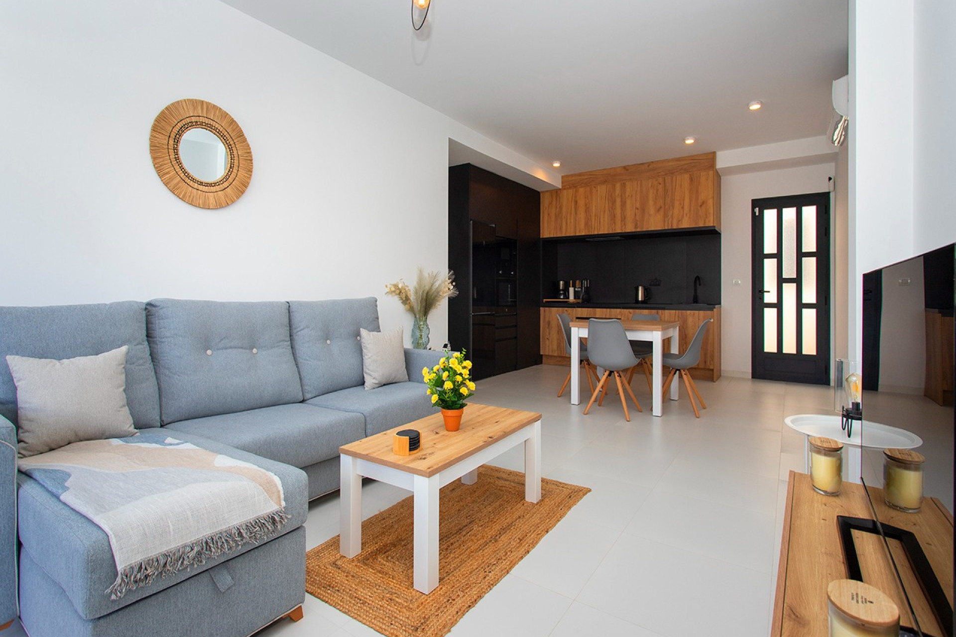 Wynajem długoterminowy - Mieszkanie w bloku - San Miguel de Salinas