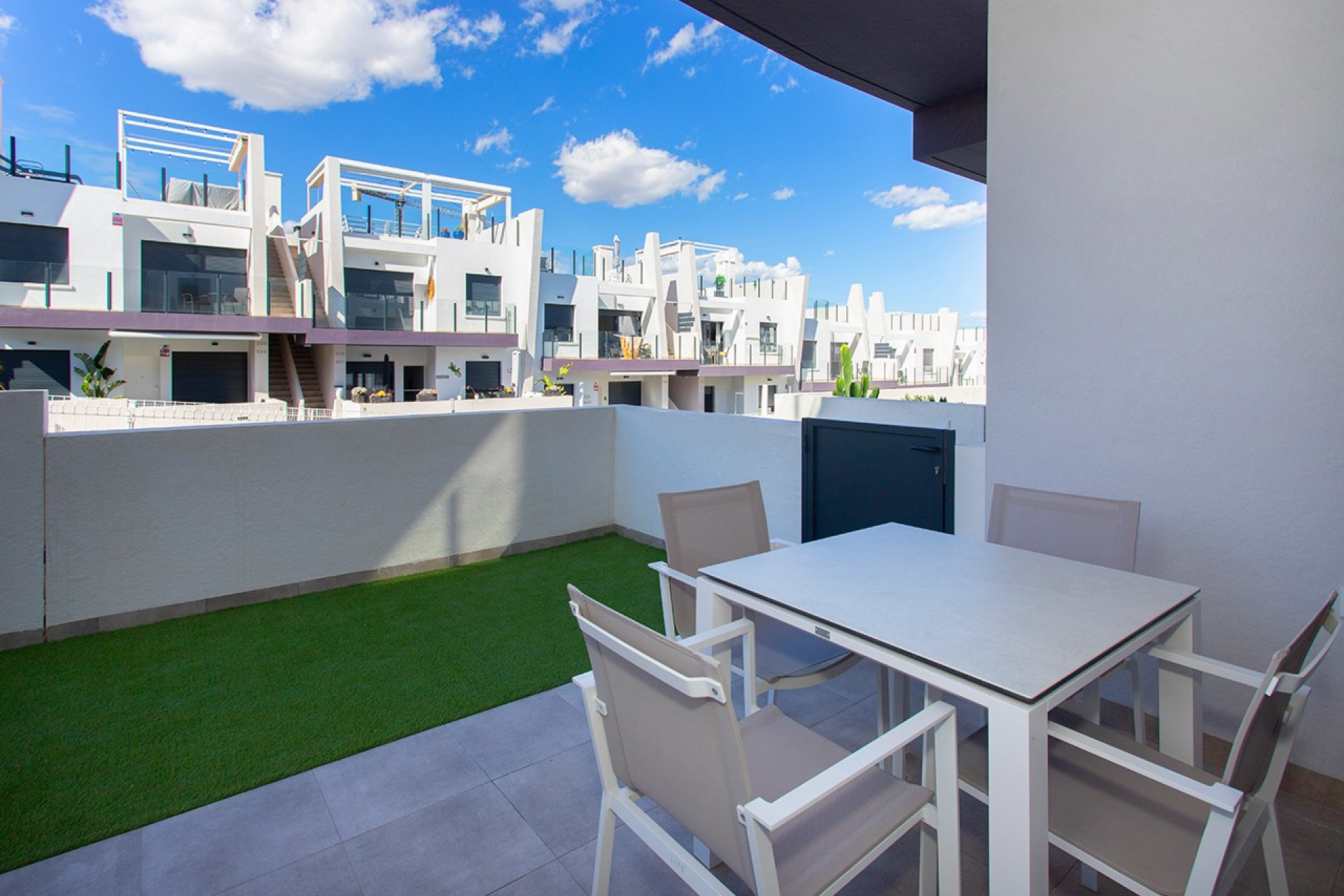 Wynajem długoterminowy - Mieszkanie w bloku - San Miguel de Salinas