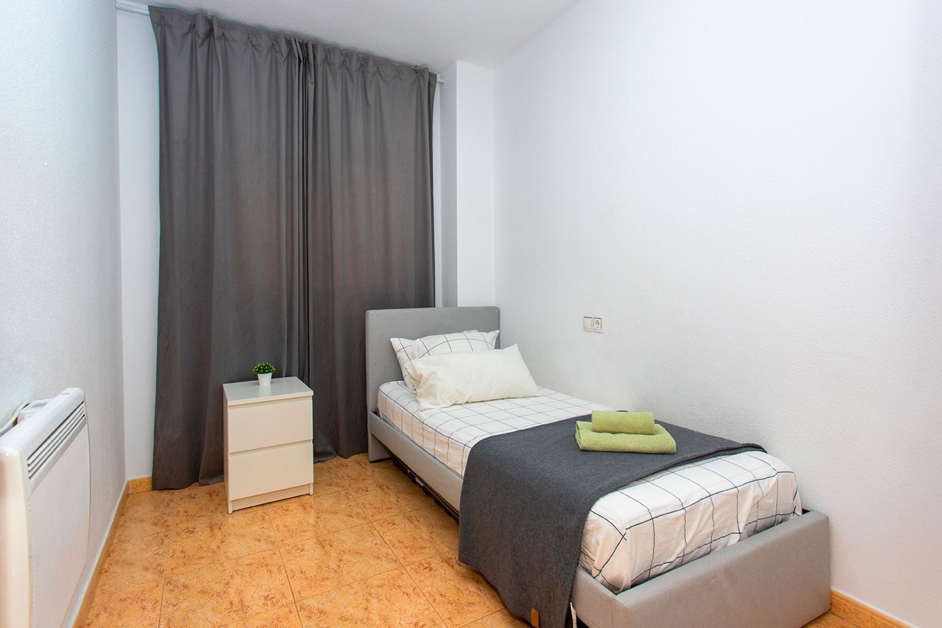 Wynajem długoterminowy - Mieszkanie w bloku - Torrevieja - Playa de los Locos