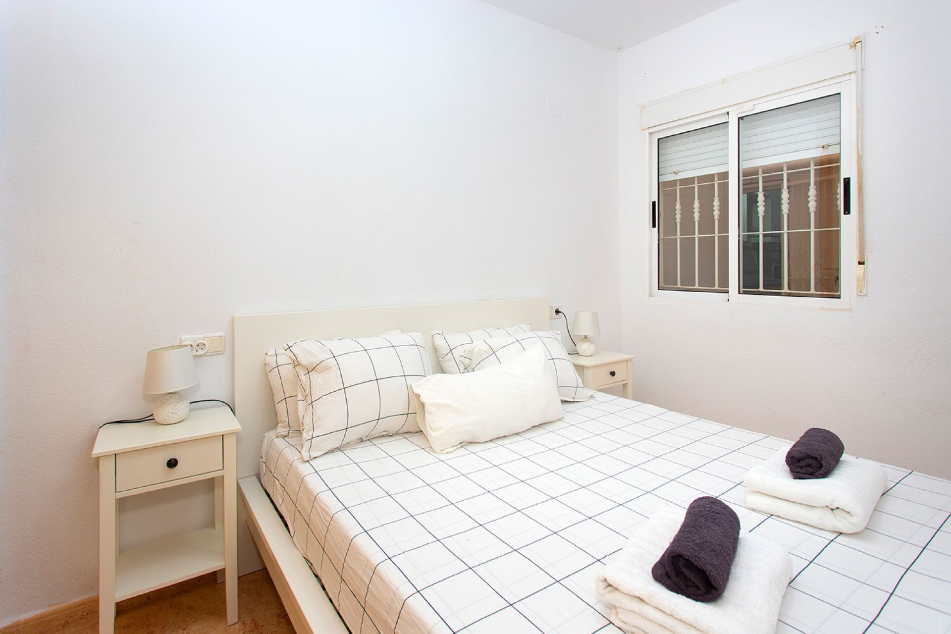 Wynajem długoterminowy - Mieszkanie w bloku - Torrevieja - Playa de los Locos