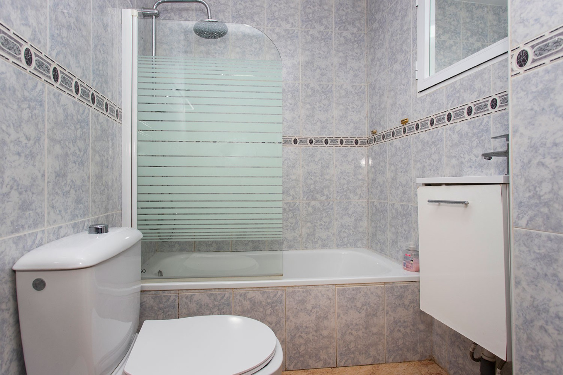 Wynajem długoterminowy - Mieszkanie w bloku - Torrevieja - Playa de los Locos