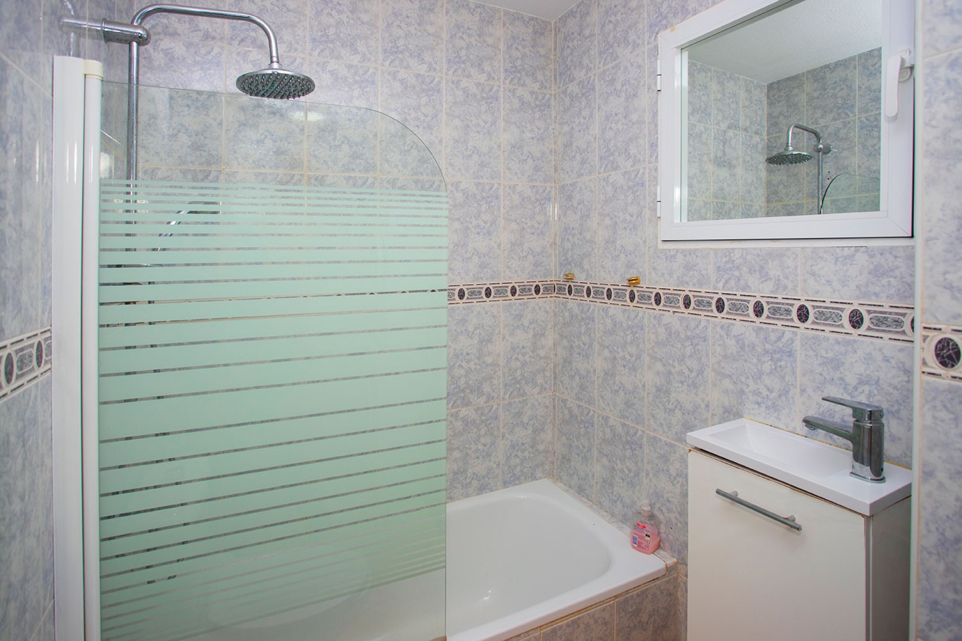 Wynajem długoterminowy - Mieszkanie w bloku - Torrevieja - Playa de los Locos