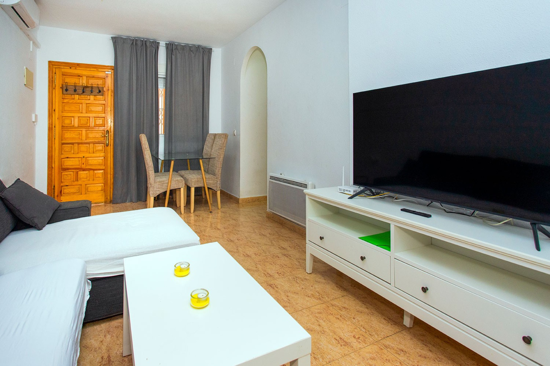 Wynajem długoterminowy - Mieszkanie w bloku - Torrevieja - Playa de los Locos