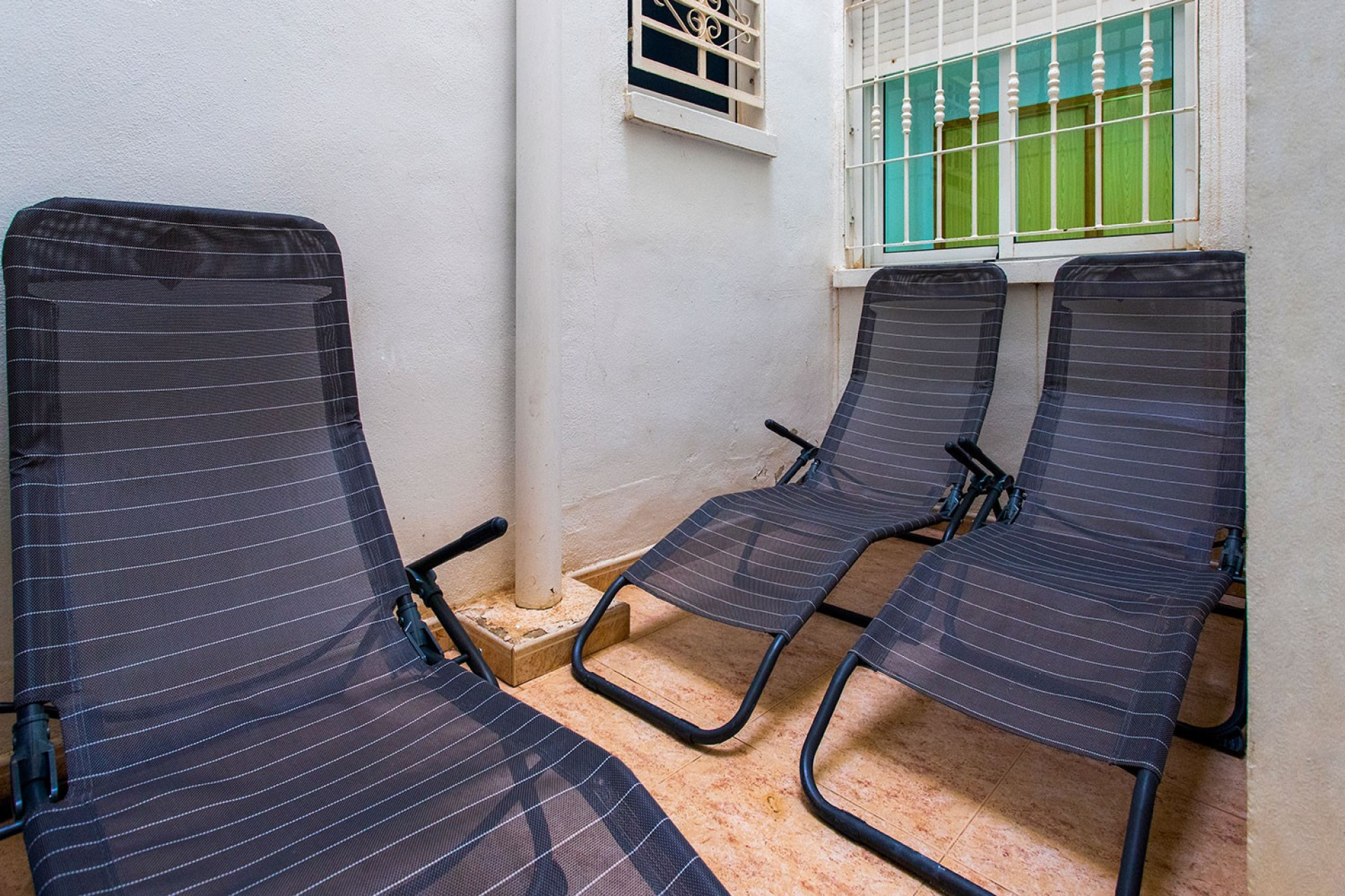 Wynajem długoterminowy - Mieszkanie w bloku - Torrevieja - Playa de los Locos