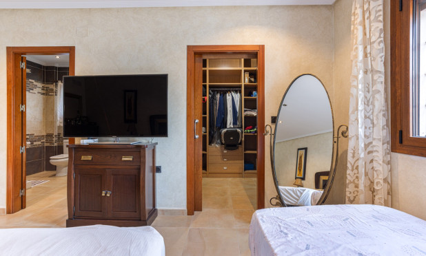 Resale - Villa - Los Montesinos - La Herrada