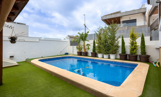 Resale - Villa - Los Montesinos - La Herrada