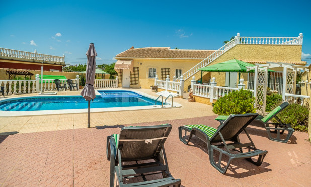 Resale - Villa - Torrevieja - La Siesta