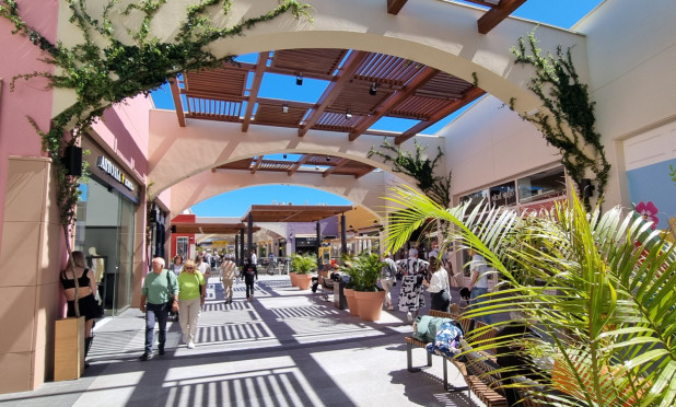 Resale - Villa - Villamartín - PAU 8