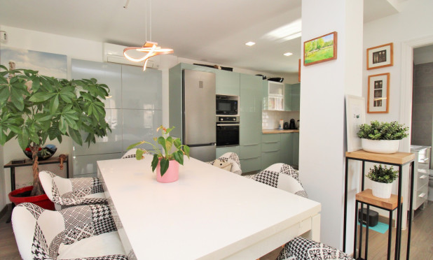 Resale - Townhouse - Villamartín