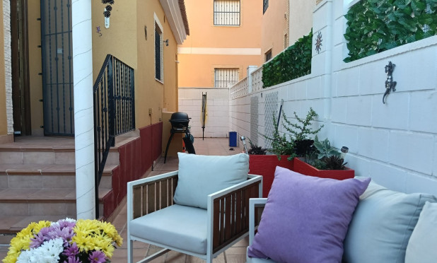 Resale - Villa - Los Montesinos - La Herrada