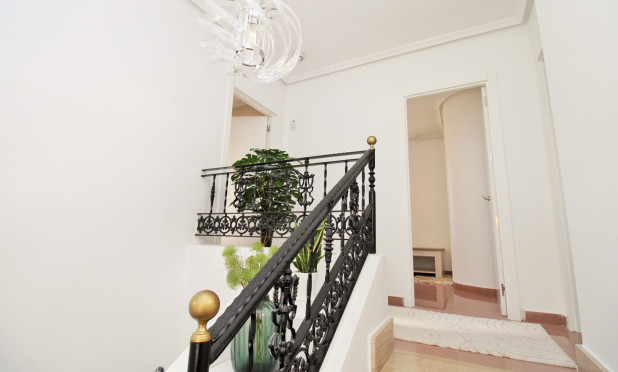 Resale - Villa - Villamartín - Los Dolses