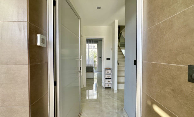 Odsprzedaż - Villa - Orihuela Costa - Lomas de Cabo Roig