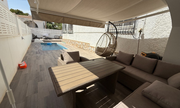 Resale - Villa - Orihuela Costa - Villamartín