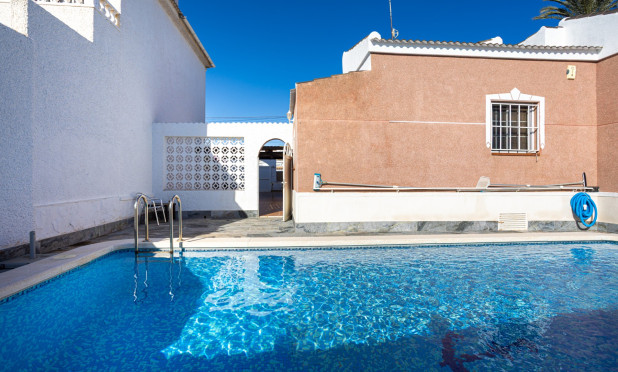 Resale - Villa - Torrevieja - Urbanización San Luis
