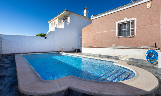 Resale - Villa - Torrevieja - Urbanización San Luis