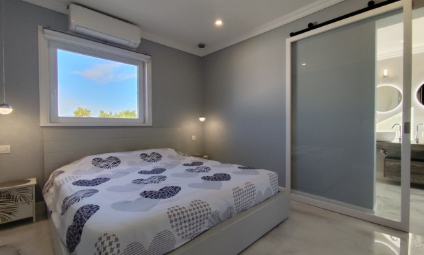 Resale - Villa - El Mudamiento