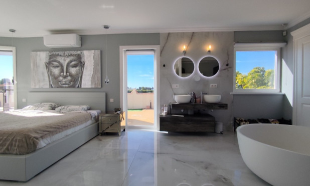 Resale - Villa - El Mudamiento