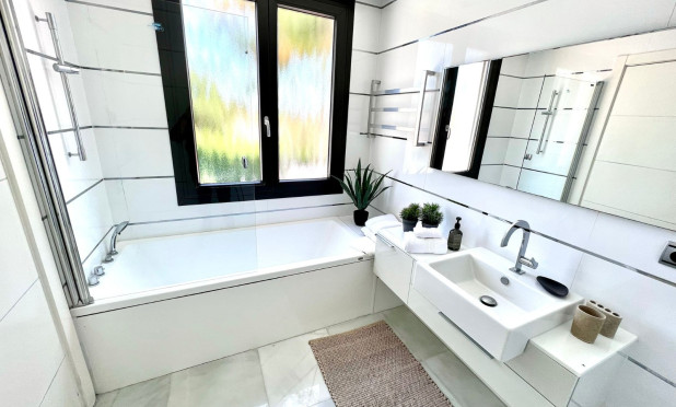 Wiederverkauf - Villa - Marbella - Nueva Andalucía