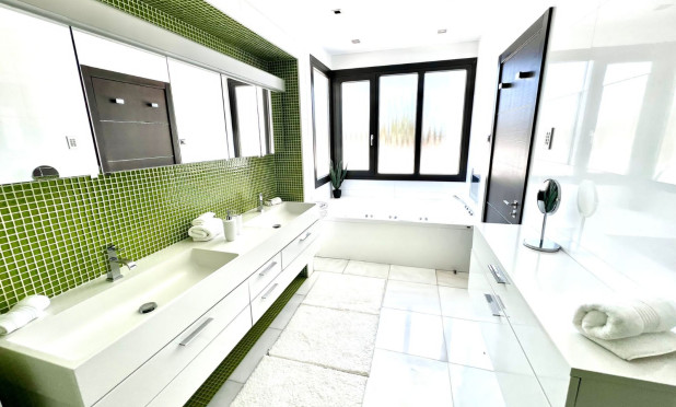 Wiederverkauf - Villa - Marbella - Nueva Andalucía