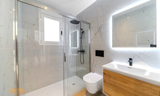 Odsprzedaż - Mieszkanie w bloku - Torrevieja - Playa Los Locos