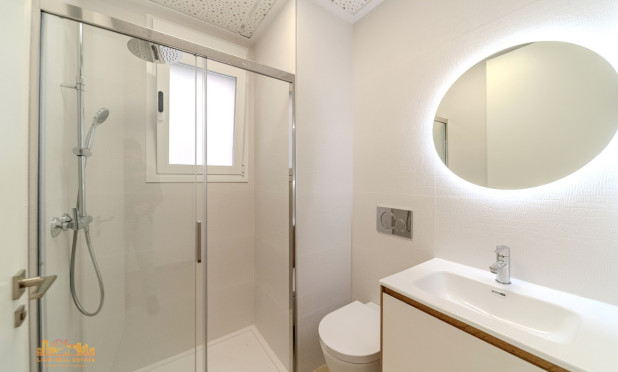 Odsprzedaż - Mieszkanie w bloku - Torrevieja - Playa Los Locos