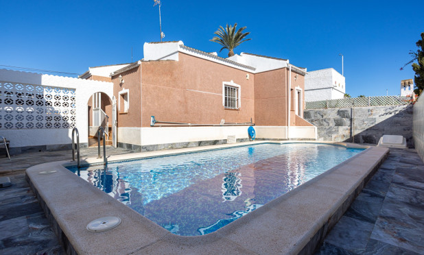 Resale - Villa - Torrevieja - Urbanización San Luis
