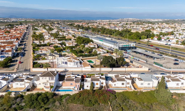 Resale - Villa - Torrevieja - Urbanización San Luis