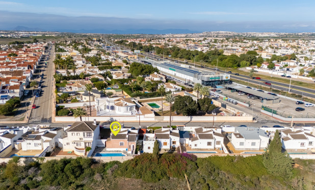 Resale - Villa - Torrevieja - Urbanización San Luis