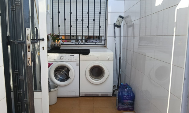 Odsprzedaż - Mieszkanie w bloku - Montesinos - La Herrada