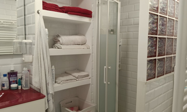 Odsprzedaż - Mieszkanie w bloku - Montesinos - La Herrada