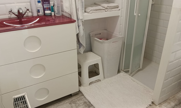 Odsprzedaż - Mieszkanie w bloku - Montesinos - La Herrada